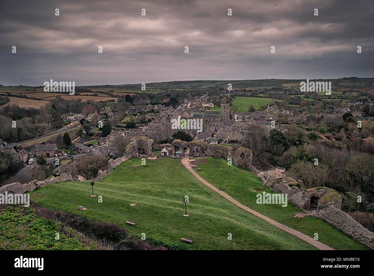 Vue de dessus des ruines de Corfe Castle dans le Dorset, UK Banque D'Images