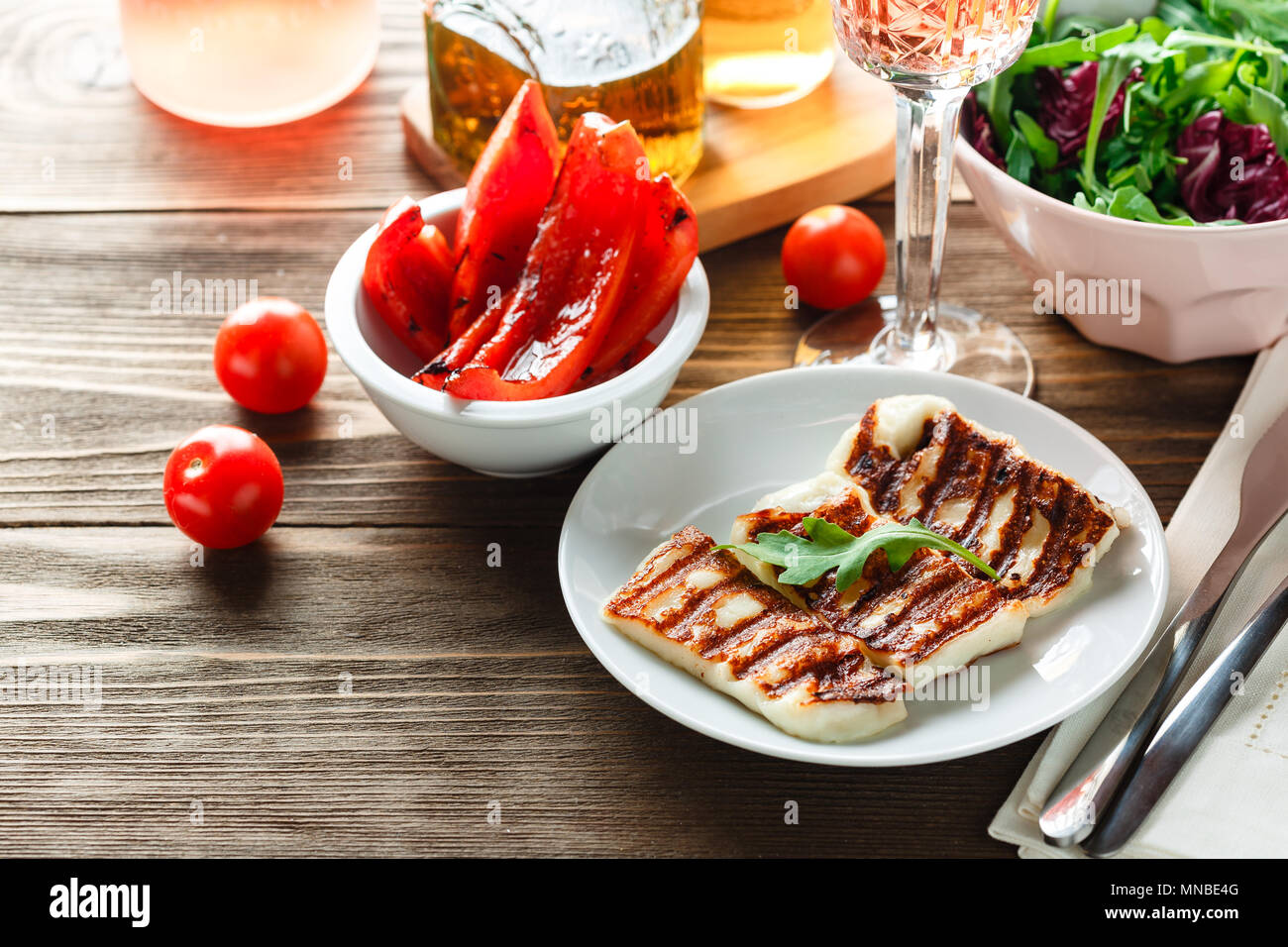 Au fromage Halloumi avec poivrons grillés, Vin rose, tomates et roquette Banque D'Images