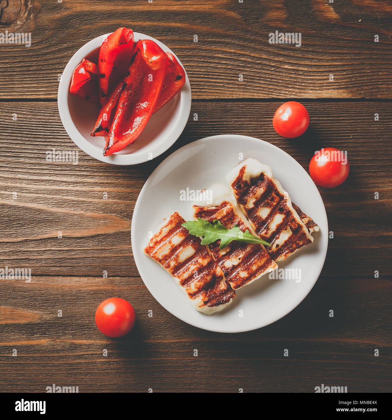 Au fromage Halloumi avec poivrons grillés et tomates. Vue d'en haut Banque D'Images