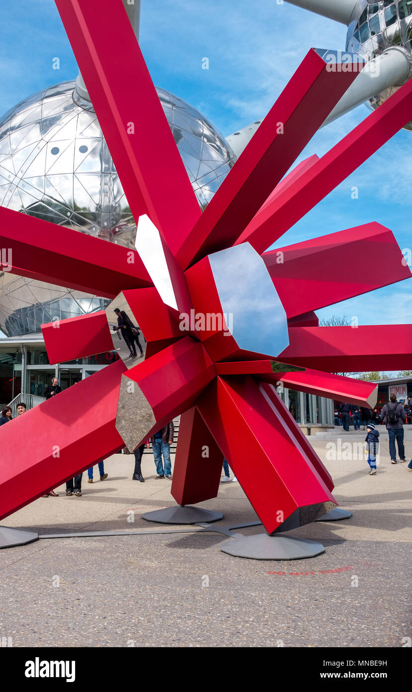 Avis sur les miroirs et réflexions en dehors de l'Atomium à Bruxelles, Belgique. Banque D'Images