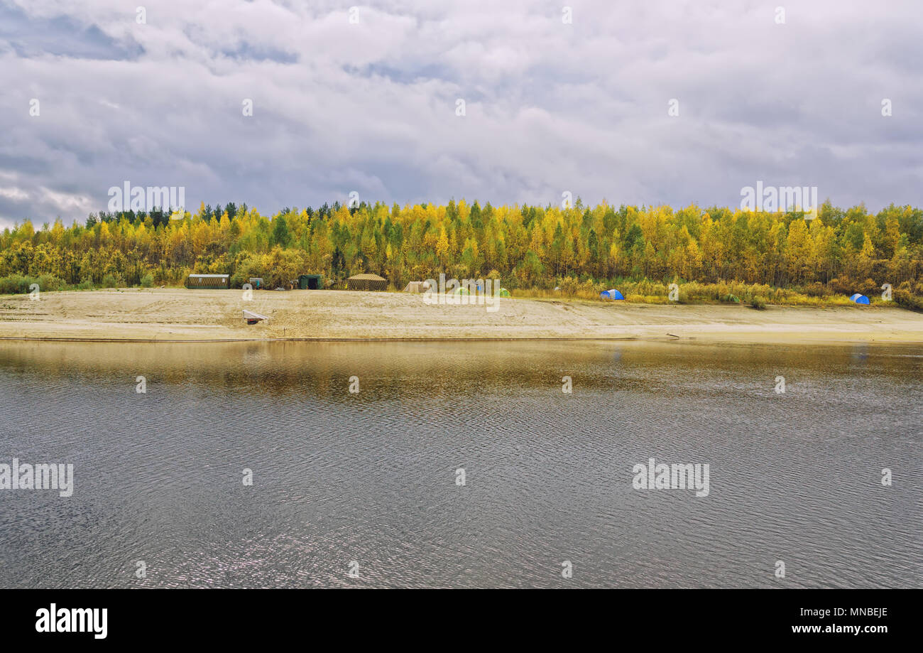 L'automne, en Sibérie. Feuillage multicolore sur les arbres. Grand Tented Camp sur la rive de la rivière de la taïga Banque D'Images