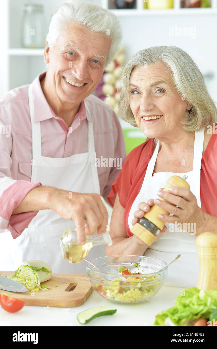 Les parents préparent à manger Banque D'Images