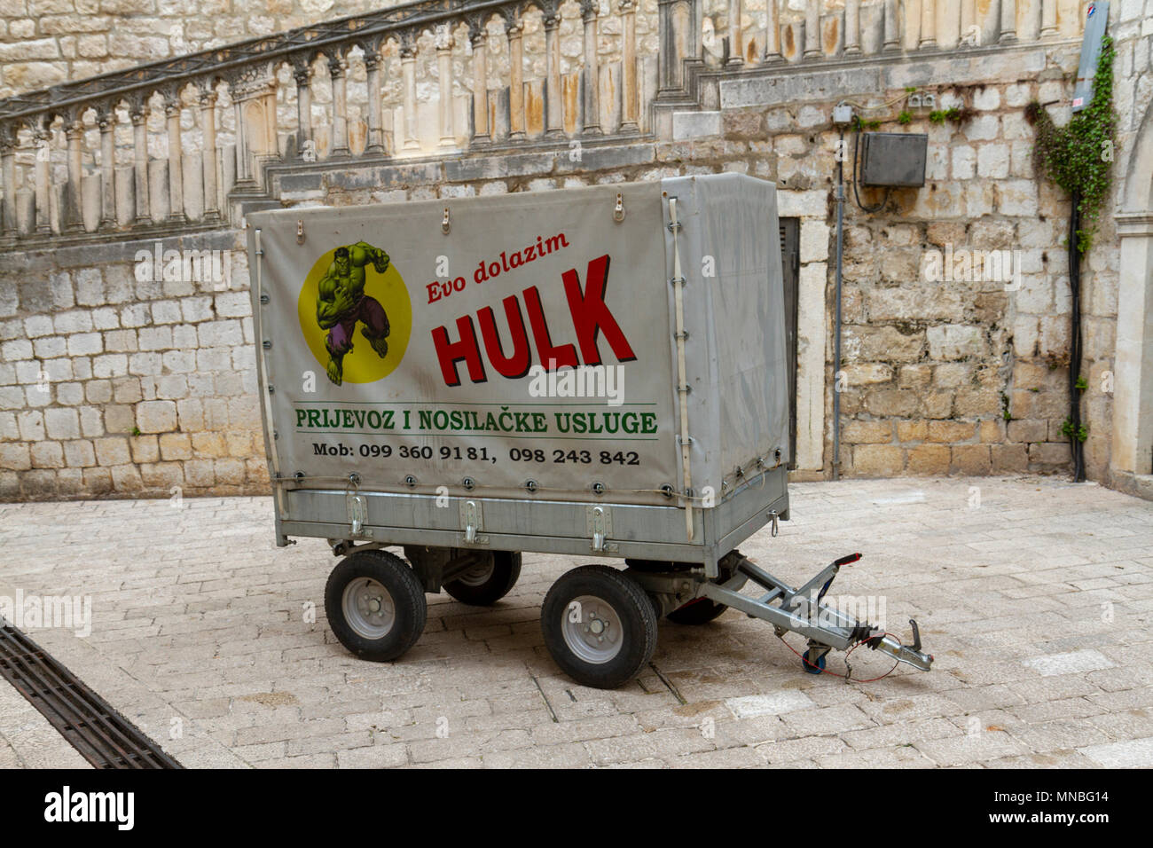 Une remorque à quatre roues typique utilisé par les entreprises pour le transport de marchandises à l'intérieur du véhicule-free zone de la vieille ville de Dubrovnik, Croatie. Banque D'Images