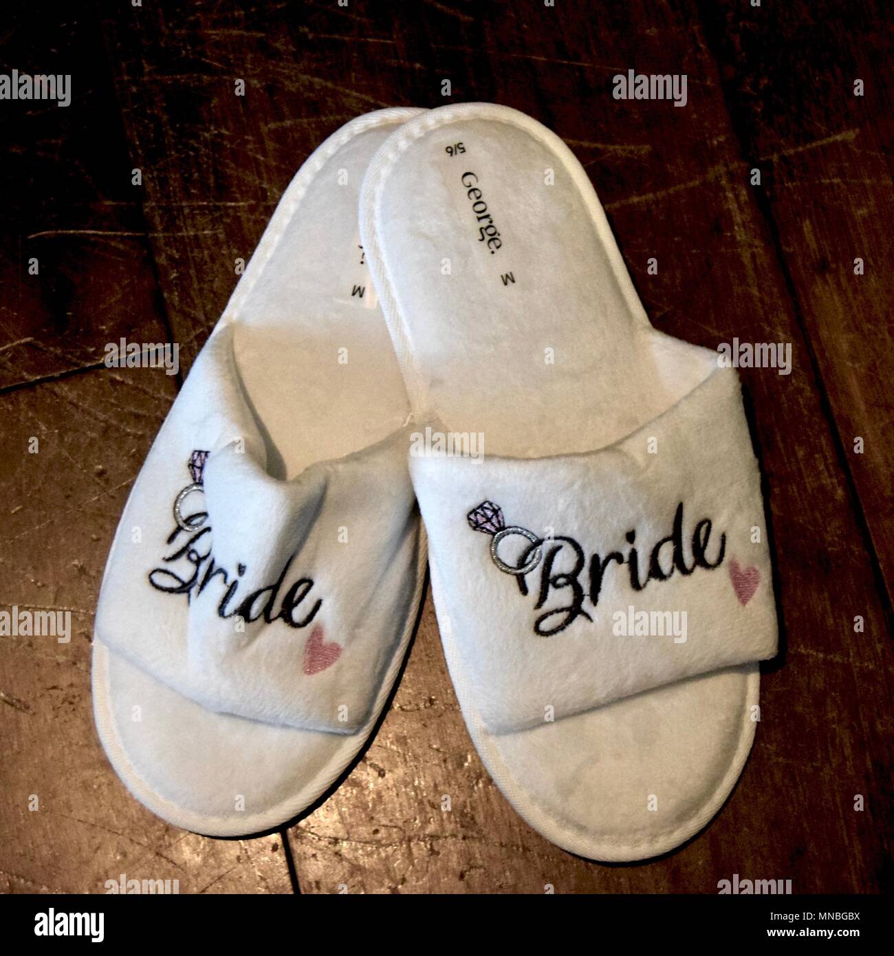 Paire de chaussons pour la mariée à être placé sur un plancher en bois. Banque D'Images