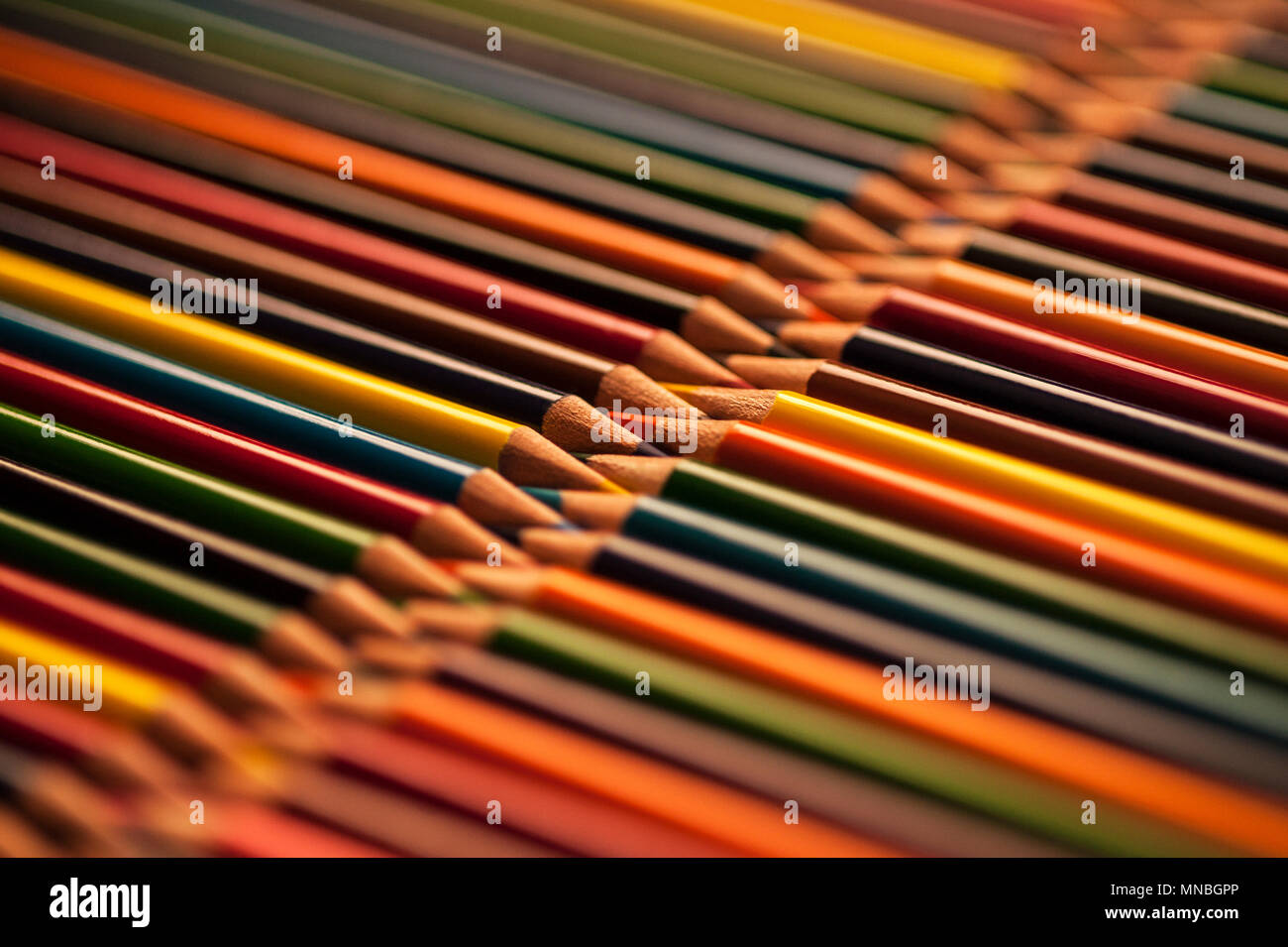 Close-up de crayons multicolores avec des éléments de conception dans les lignes Banque D'Images