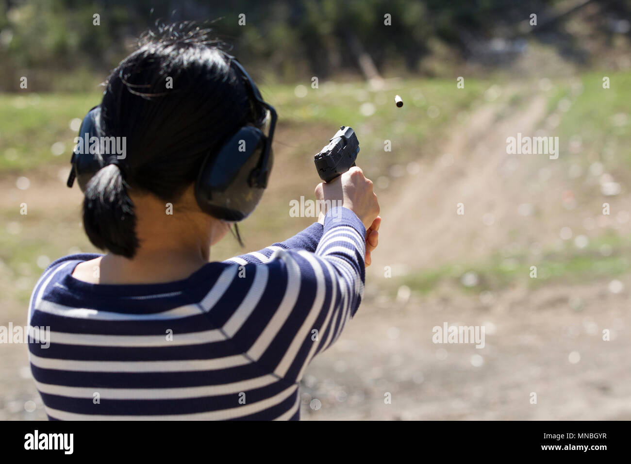 Une femme praqctices en toute sécurité un pistolet de tir à une distance de l'Idaho. Banque D'Images