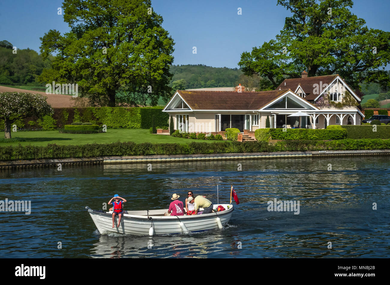 L'Oxfordshire, UK - 06 MAI 2018 : journée ensoleillée en bateau à Henley on Thames. Henley est dominé par un magnifique paysage de collines boisées. Banque D'Images