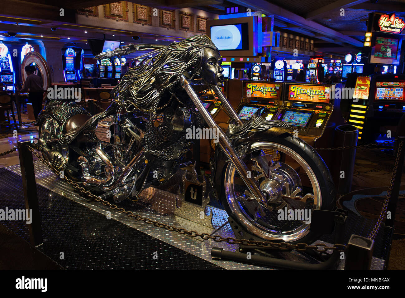 Moto Custom appelé 'La Sirène', affiché au Treasure Island Casino, Las  Vegas, Nevada, USA Photo Stock - Alamy