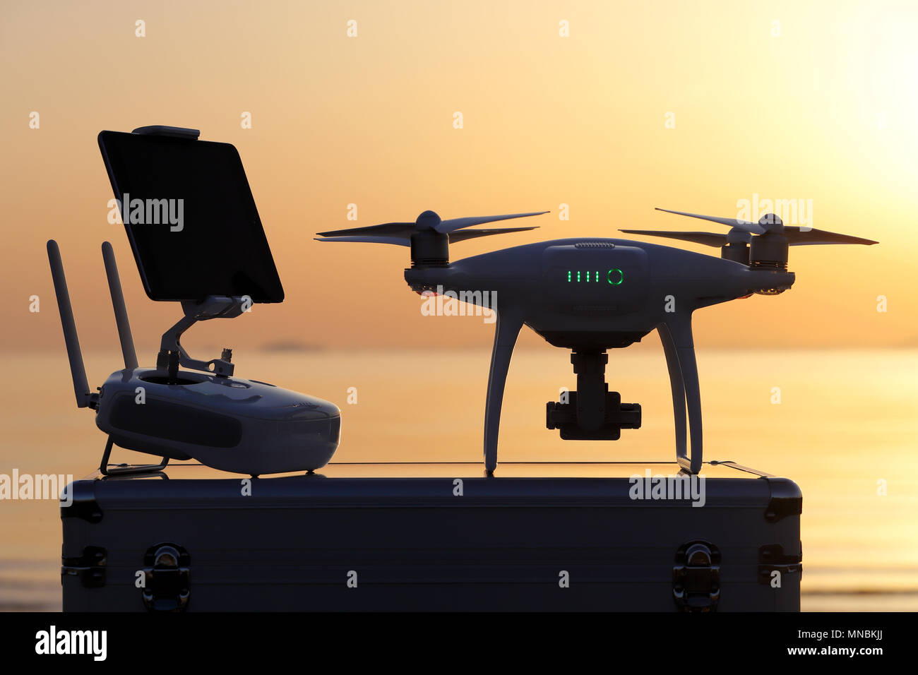 Drone et télécommande, outil d'aerial photo et vidéo contre sunset sky Banque D'Images