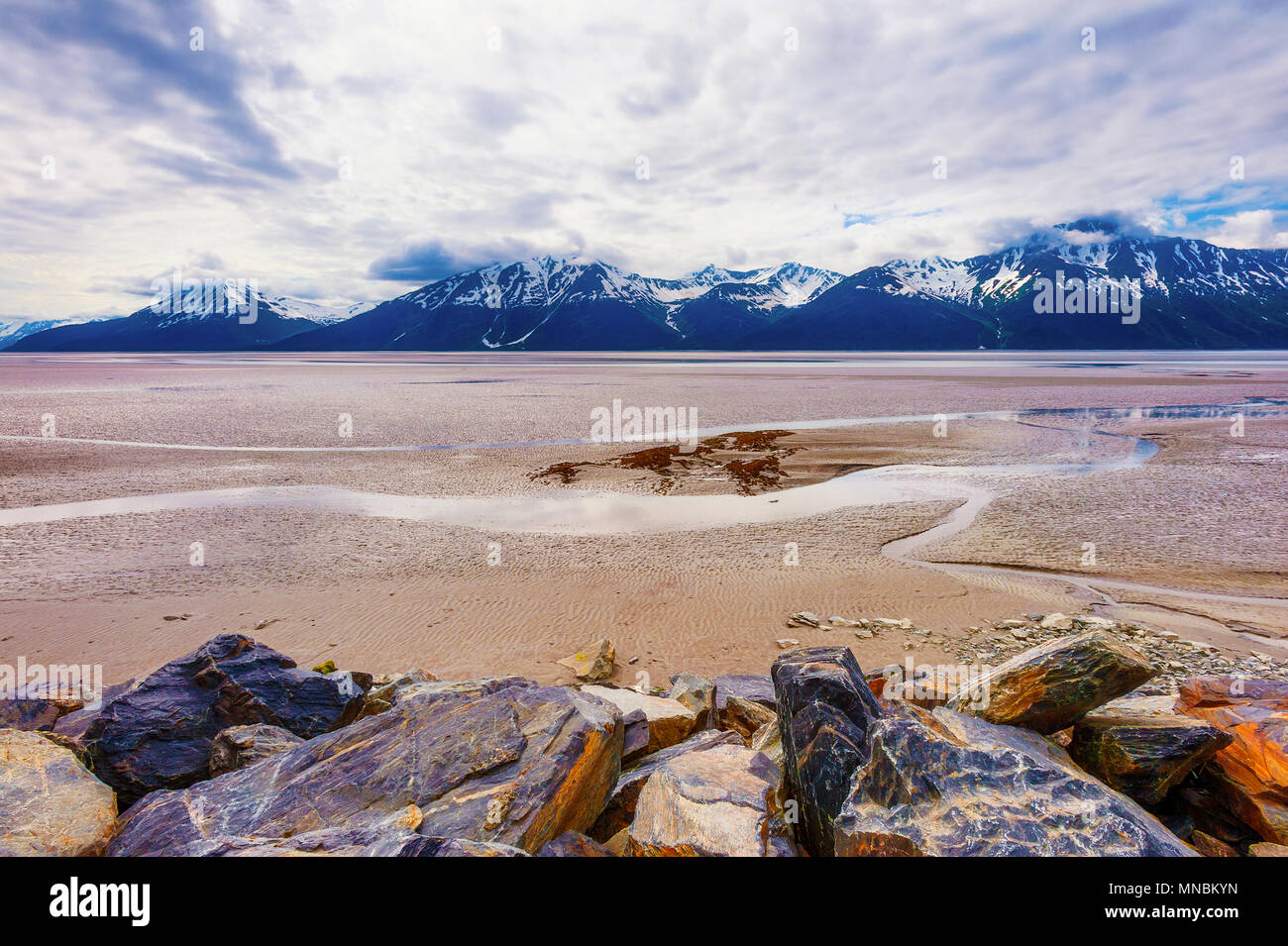 Le ciel nuages impressionnants le long des cuisiniers, d'admission avec rochers veiné de monter dans le port, en Alaska Banque D'Images