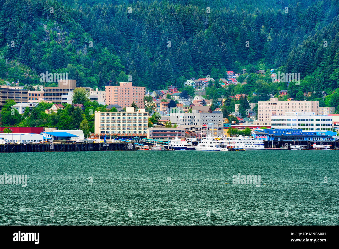 Juneau, Alaska, USA - Le 25 juin 2010 : Juneau, Alaska vu de tout canal Gastineau à Douglas, en Alaska. Banque D'Images