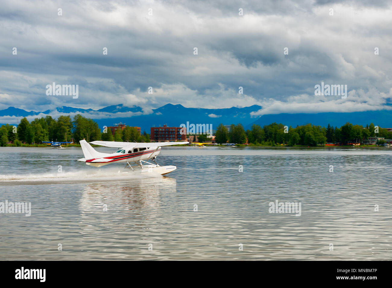 Un hydravion circule à la fin de Lake Hood à Anchorage, en Alaska, où il sera ensuite retirer à l'aide de la longueur du lac. Banque D'Images