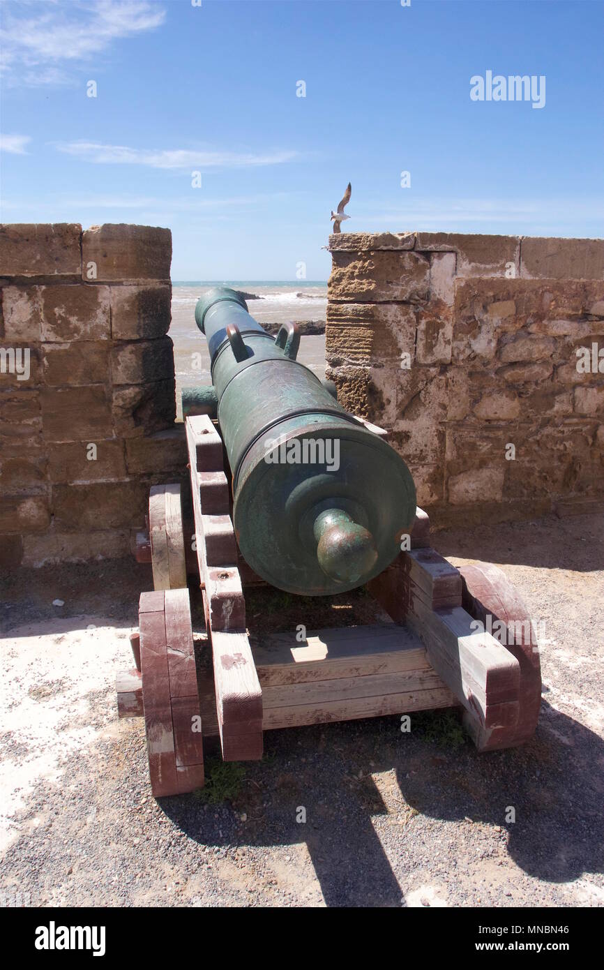 Canons en bronze à Skala du Ville sur les remparts d'Essaouira, utilisé comme un bastion défensif pour protéger le port d'Essaouira à partir de raiders Banque D'Images