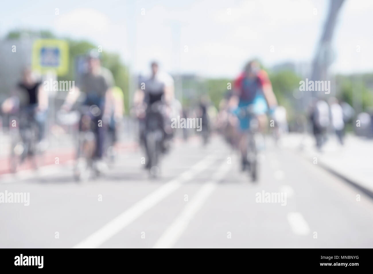 Groupe de cyclistes méconnaissables à vélo sur la route dans la campagne. Blurred motion de fond, l'espace de copie pour le texte. Concept de vie sain Banque D'Images Groupe de cyclistes méconnaissables à vélo sur la route dans la campagne. Blurred motion de fond, l'espace de copie pour le texte. Concept de vie sain Banque D'Images