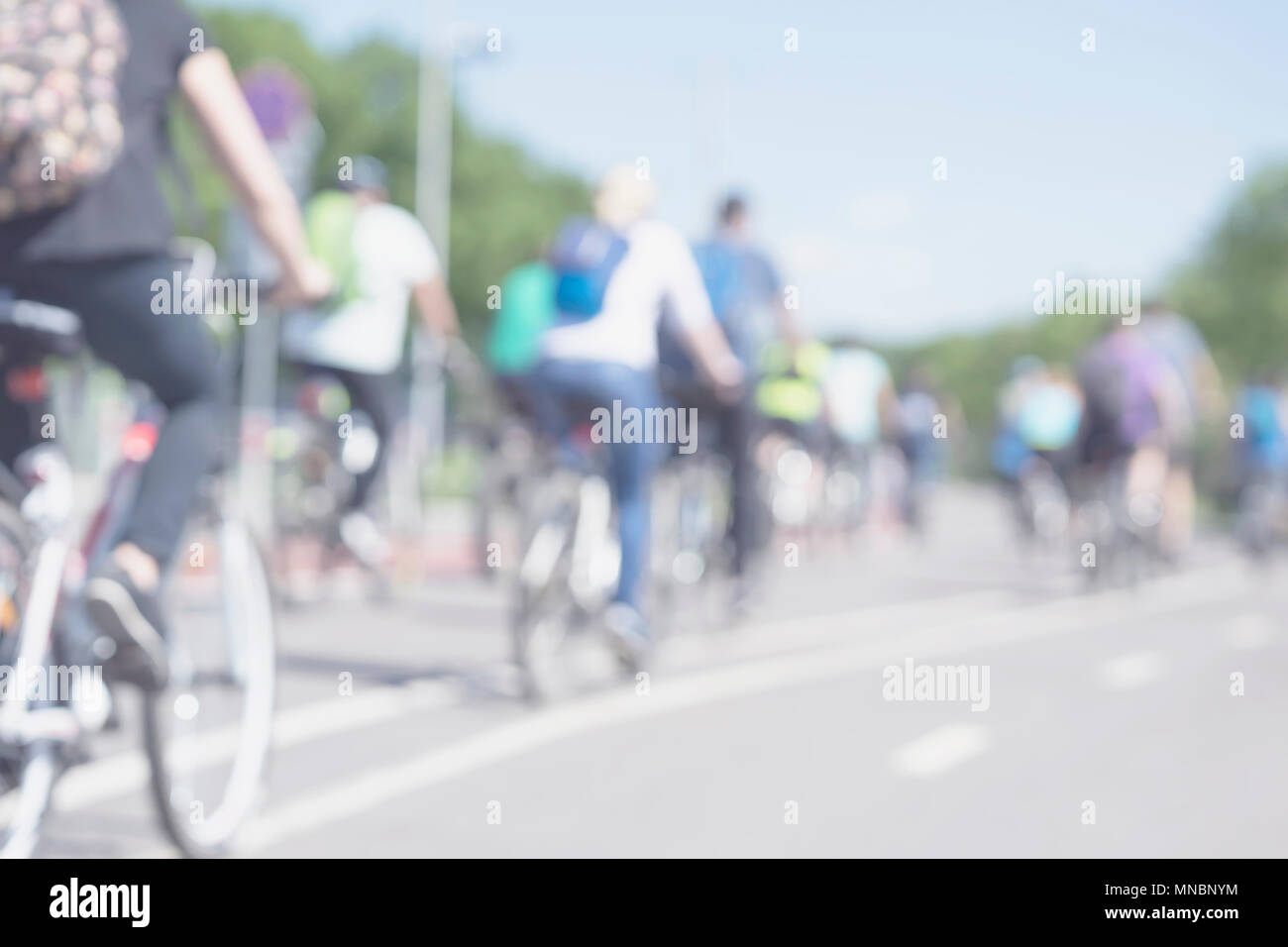 Groupe de motards méconnaissable à vélo sur la route dans la campagne. Defocused, blurred motion de fond, l'espace de copie pour le texte. Concept de vie sain, sport Banque D'Images Groupe de motards méconnaissable à vélo sur la route dans la campagne. Defocused, blurred motion de fond, l'espace de copie pour le texte. Concept de vie sain, sport Banque D'Images