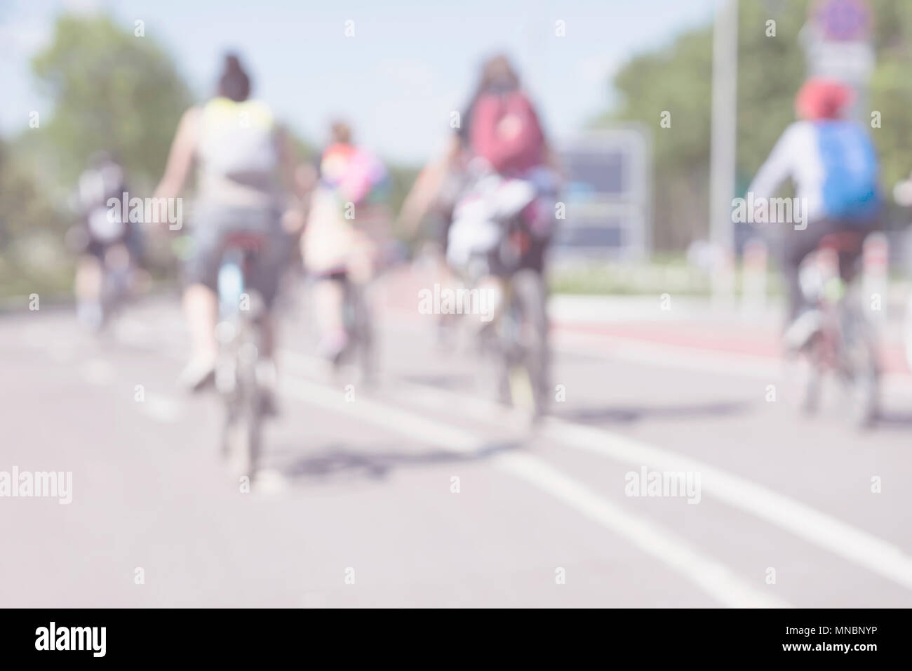 Groupe de cyclistes vélo outdoor, méconnaissable sur la route dans la campagne. Arrière-plan flou artistique, blurred motion, copiez l'espace. Concept de vie sain, sport Banque D'Images Groupe de cyclistes vélo outdoor, méconnaissable sur la route dans la campagne. Arrière-plan flou artistique, blurred motion, copiez l'espace. Concept de vie sain, sport Banque D'Images