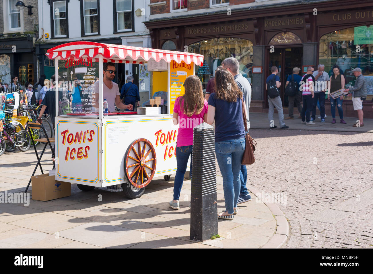 Cambridge, UK -Avril 2018. Les gens d'acheter des glaces à partir d'un ice cream panier fournisseur du vendeur vendeur appelé Toni's ices à Trinity Street, Central Cambri Banque D'Images
