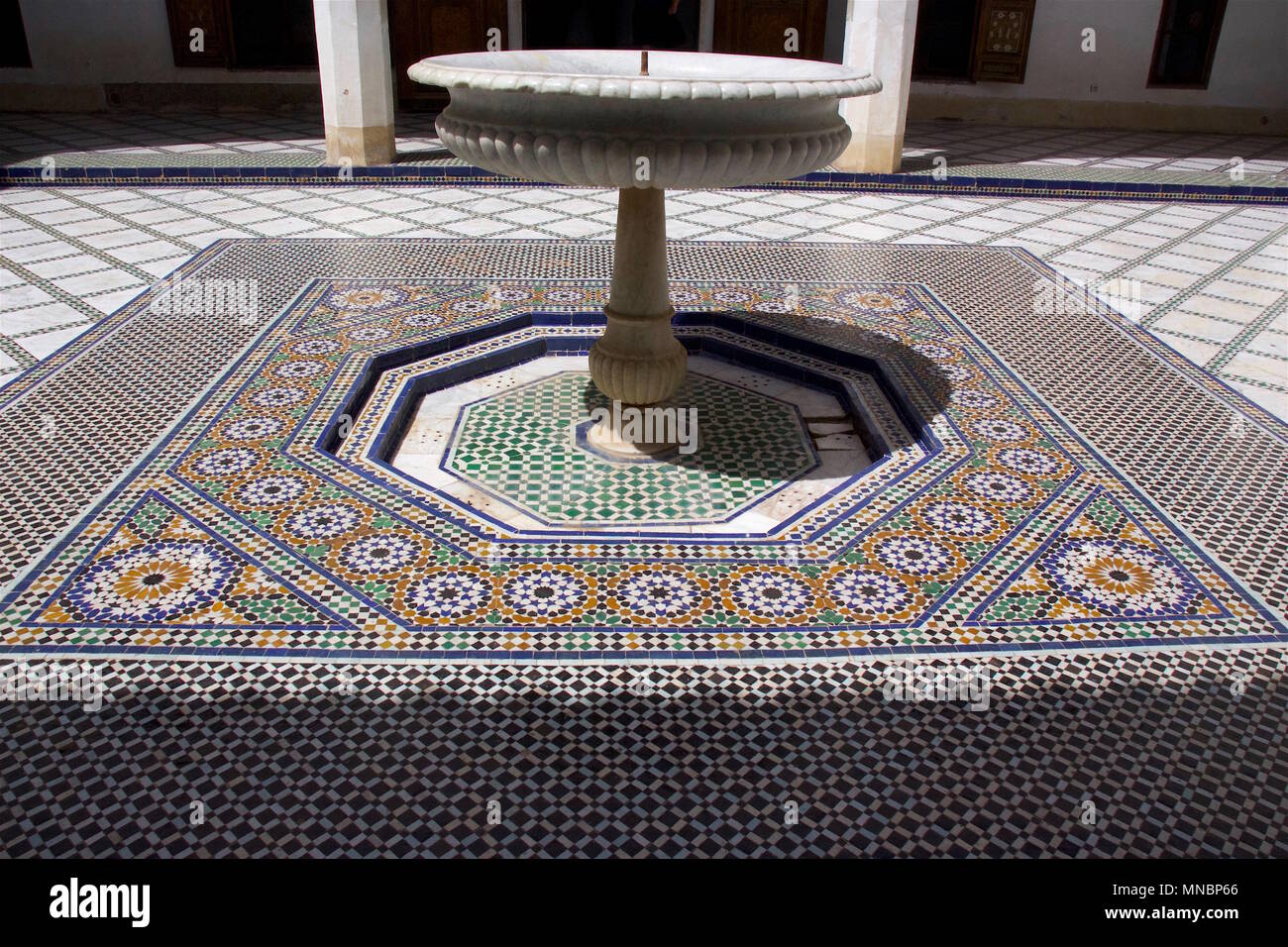 Une fontaine entourée d'une mosaïque du Bahia Palace (palais de la belle, le brillant), un palais du 19ème siècle à Marrakech Banque D'Images