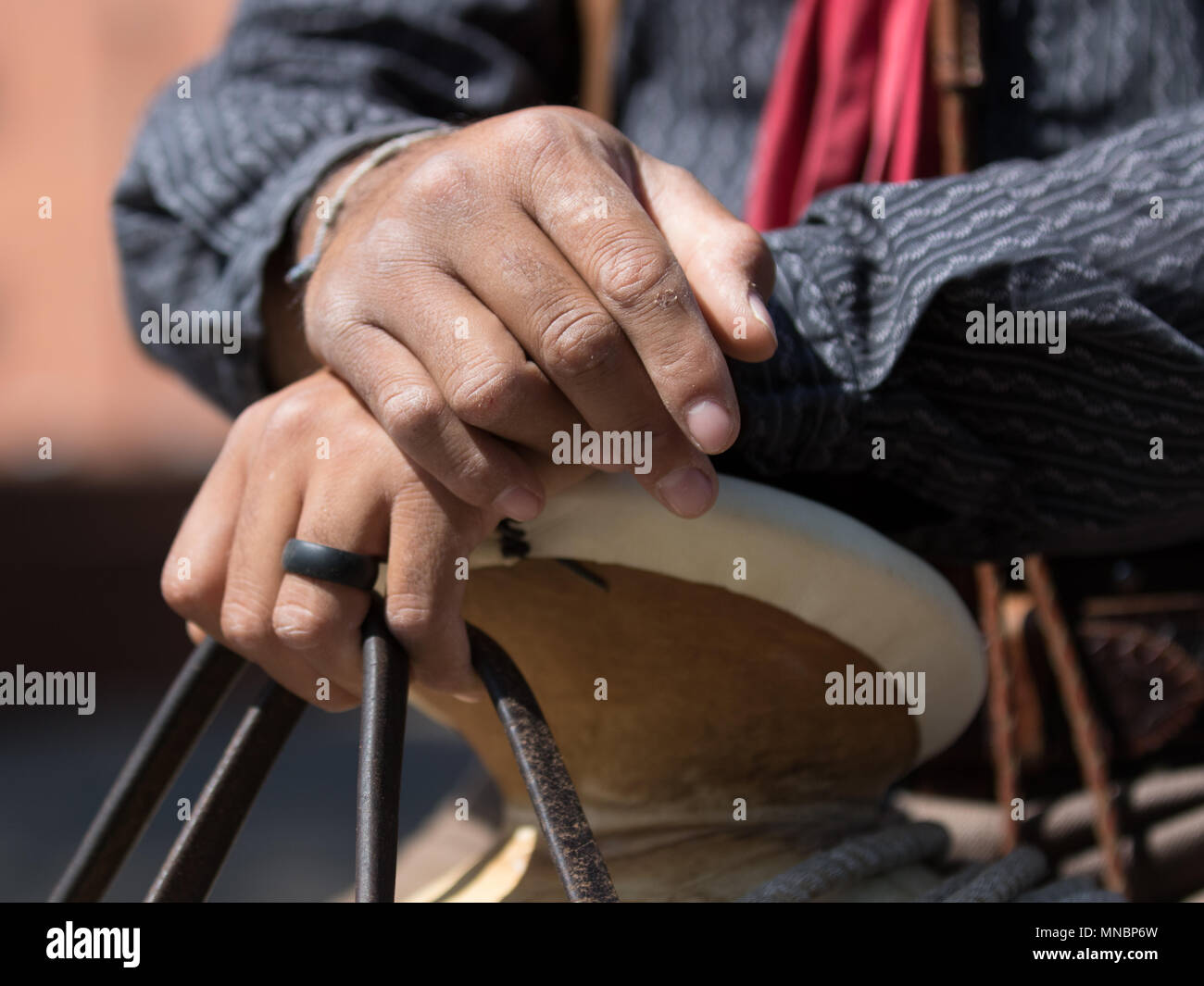 Vaquero closeup of hands en selle horn Banque D'Images