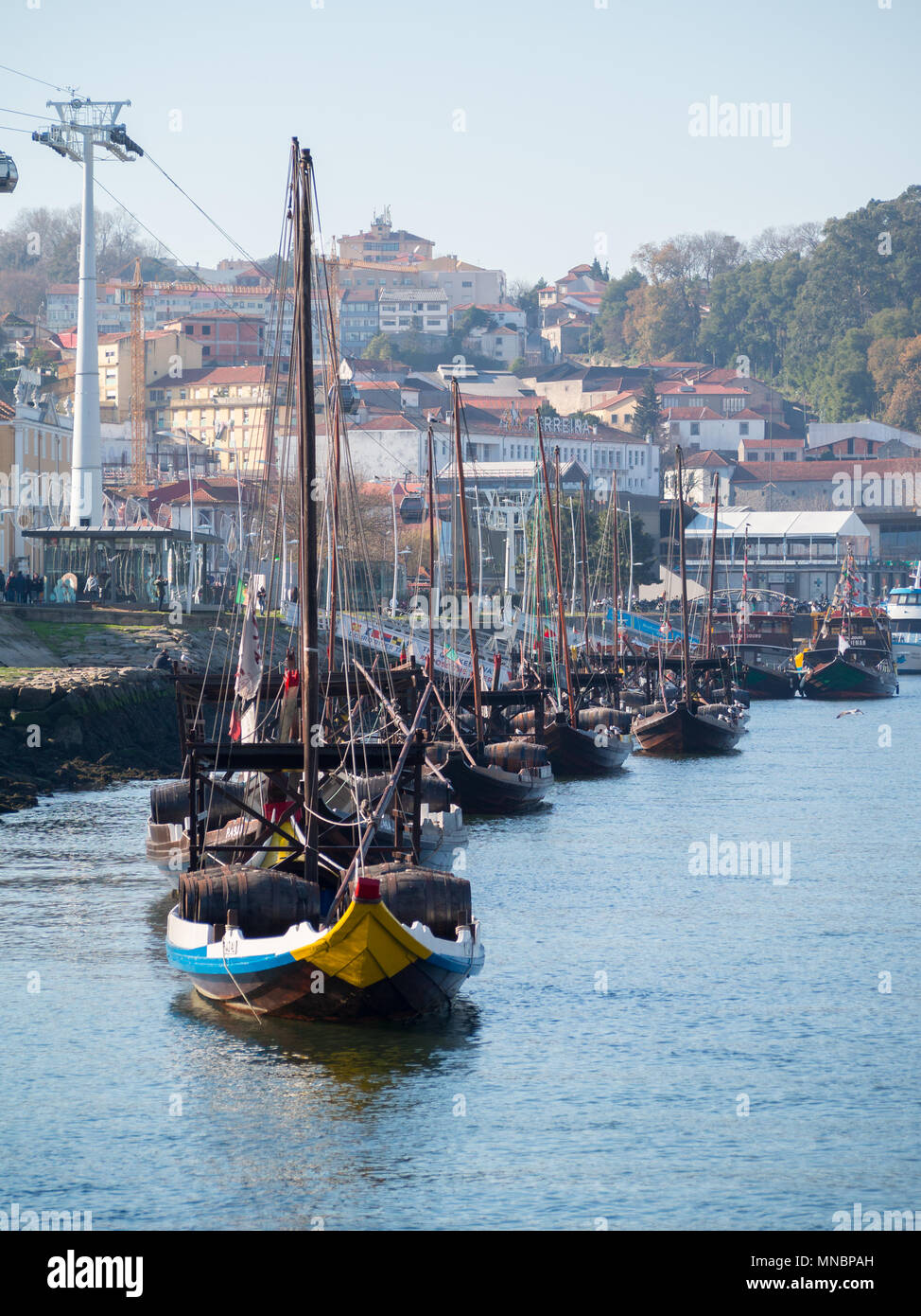 Transport de vin Pot bateaux dans la rivière Douro Banque D'Images