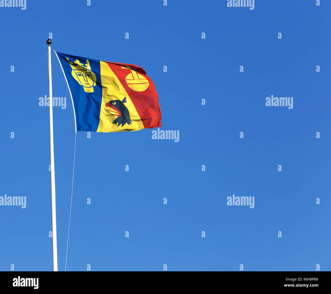 Stockholm, Suède - le 8 juillet 2014 : Le conseil d'administration du comté de Stockholm d'un drapeau sur le fond bleu du ciel. Banque D'Images