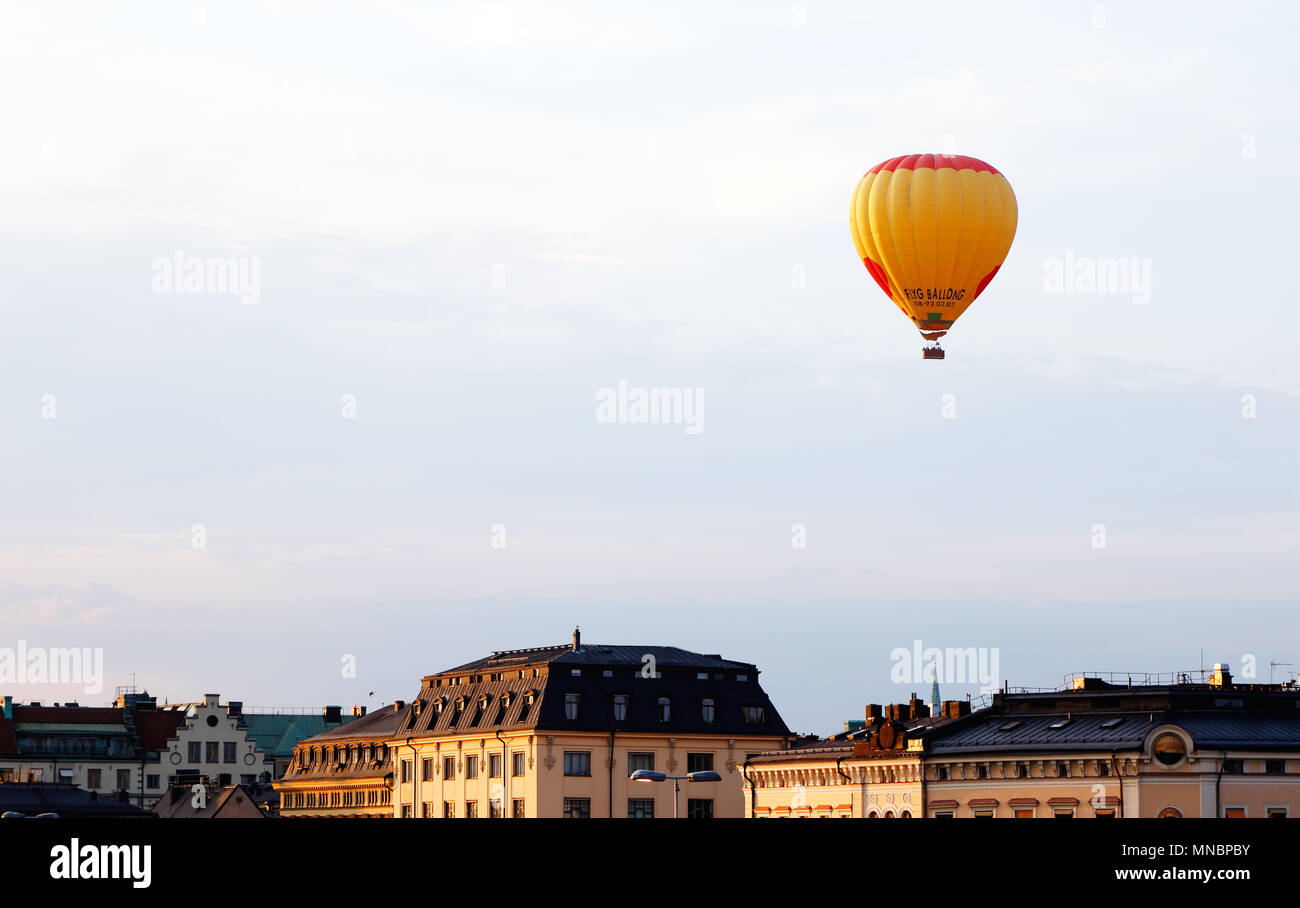 Stockholm, Suède - août 8, 2014 : Un ballon à air chaud jaune voler au-dessus de la vieille ville. Banque D'Images