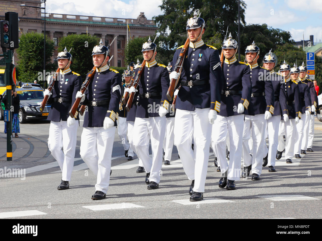 Stockholm, Suède - août 13, 2013 : Le Royal Guards Parade marche vers le palais royal pour le changement de la garde cérémonie. Banque D'Images