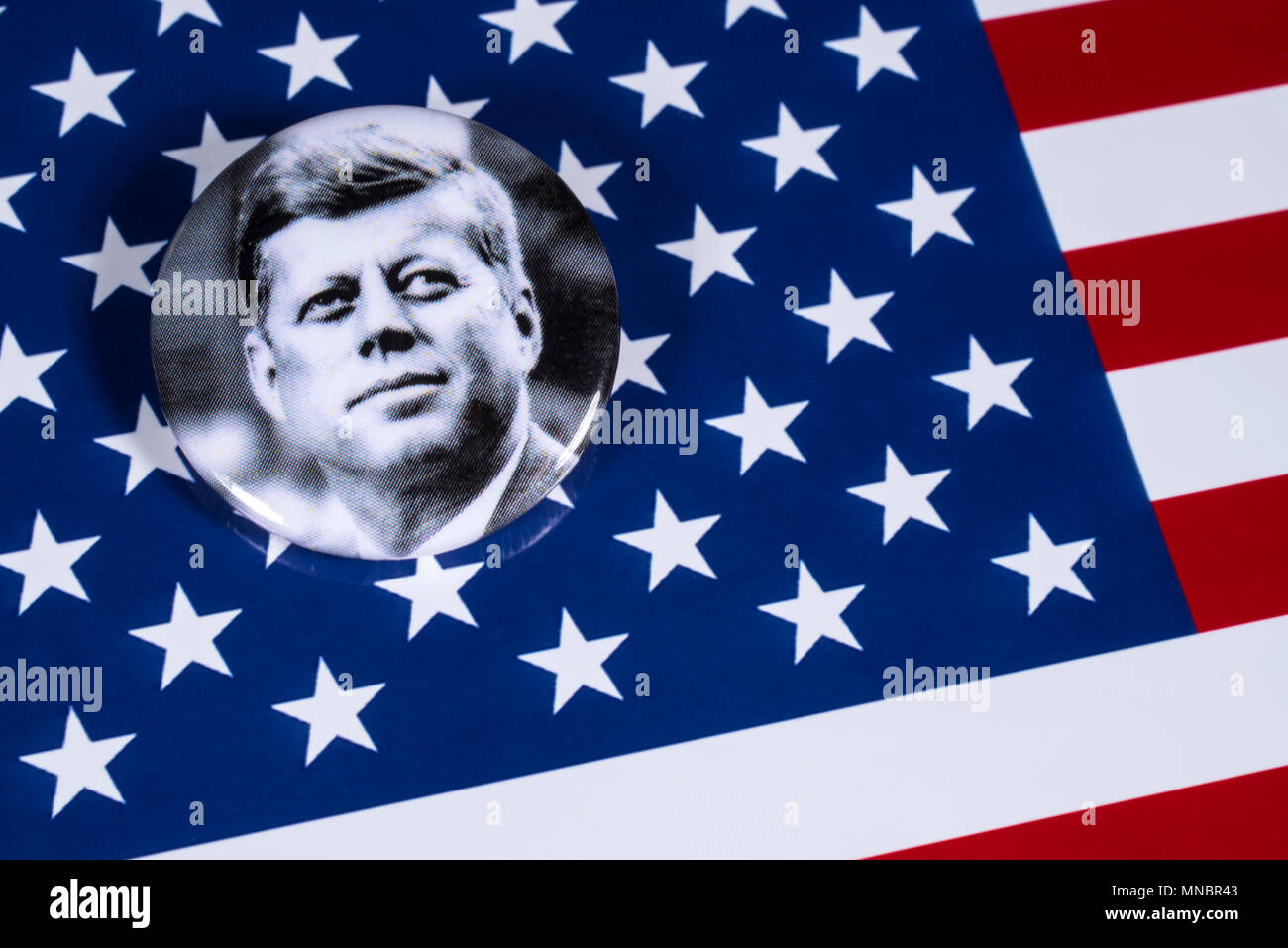 Londres, Royaume-Uni - 27 avril 2018 : un badge John F. Kennedy illustré sur les USA drapeau, le 27 avril 2018. John F Kennedy a été le 35e Président de l'ONU Banque D'Images