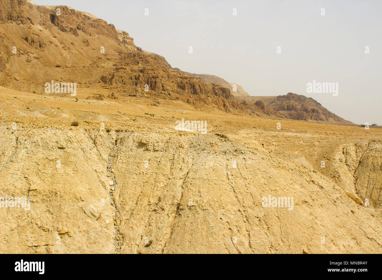 L'aride désert montagneux à Qumrân Le site archéologique historique de la mer Morte en Israël Banque D'Images