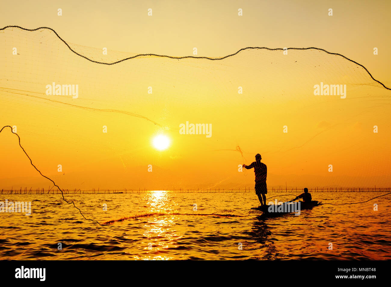 Filet de pêche lancer pendant le coucher du soleil Photo Stock - Alamy