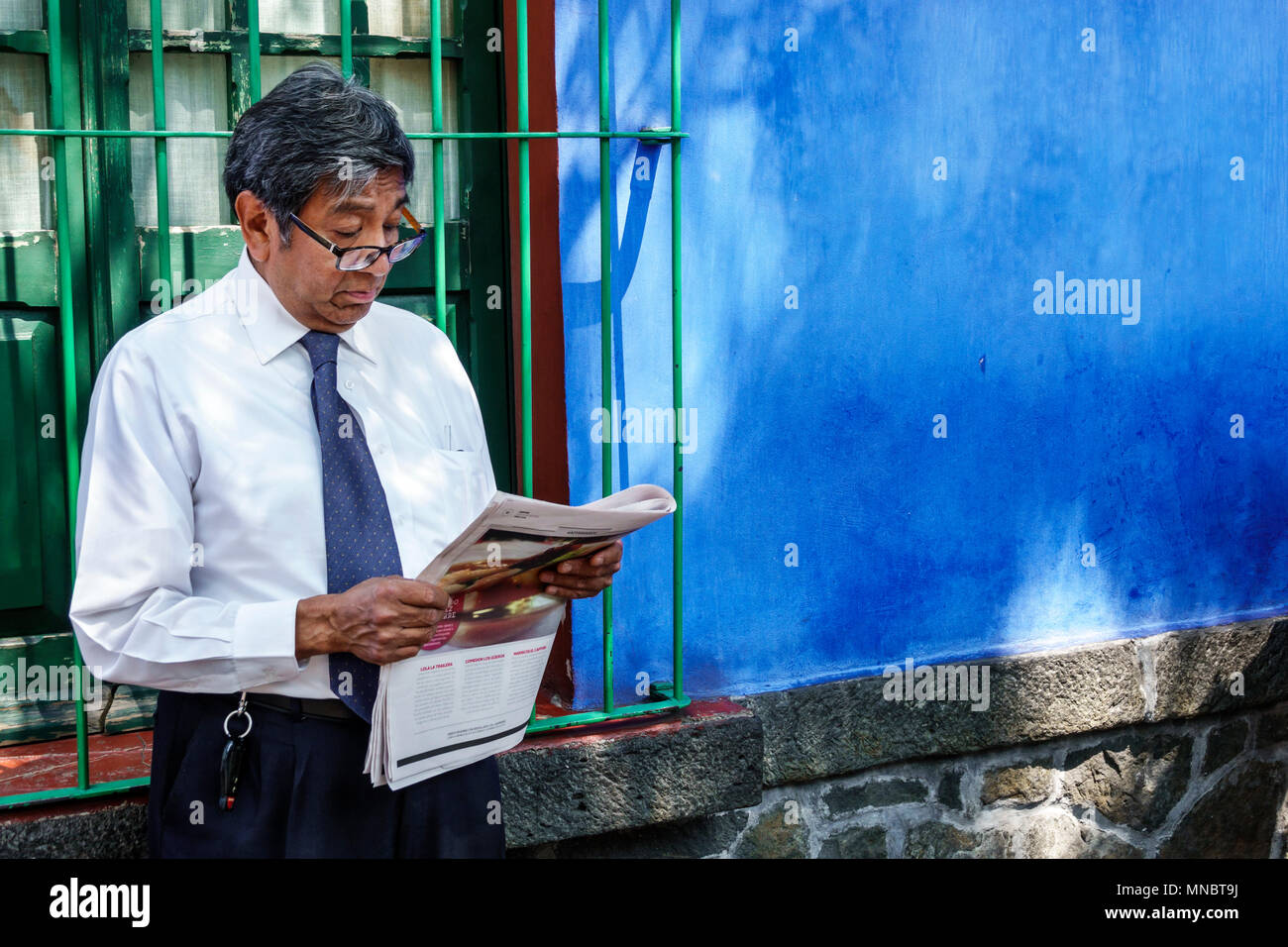 Mexico, mexicain, hispanique latin Latino ethnique, Coyoacan, Del Carmen, Frida Kahlo Museum Museo Frida Kahlo, Maison bleue, extérieur, adulte a Banque D'Images