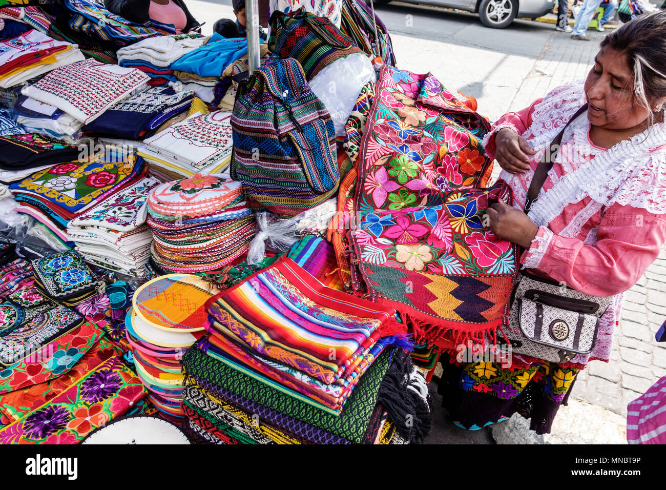 Mexico, Ciudad de, District fédéral, Distrito DF D.F.CDMX,Mexicain Hispanic Del Carmen,Mercado de Coyoacan,vendeur marché, folk ar Banque D'Images