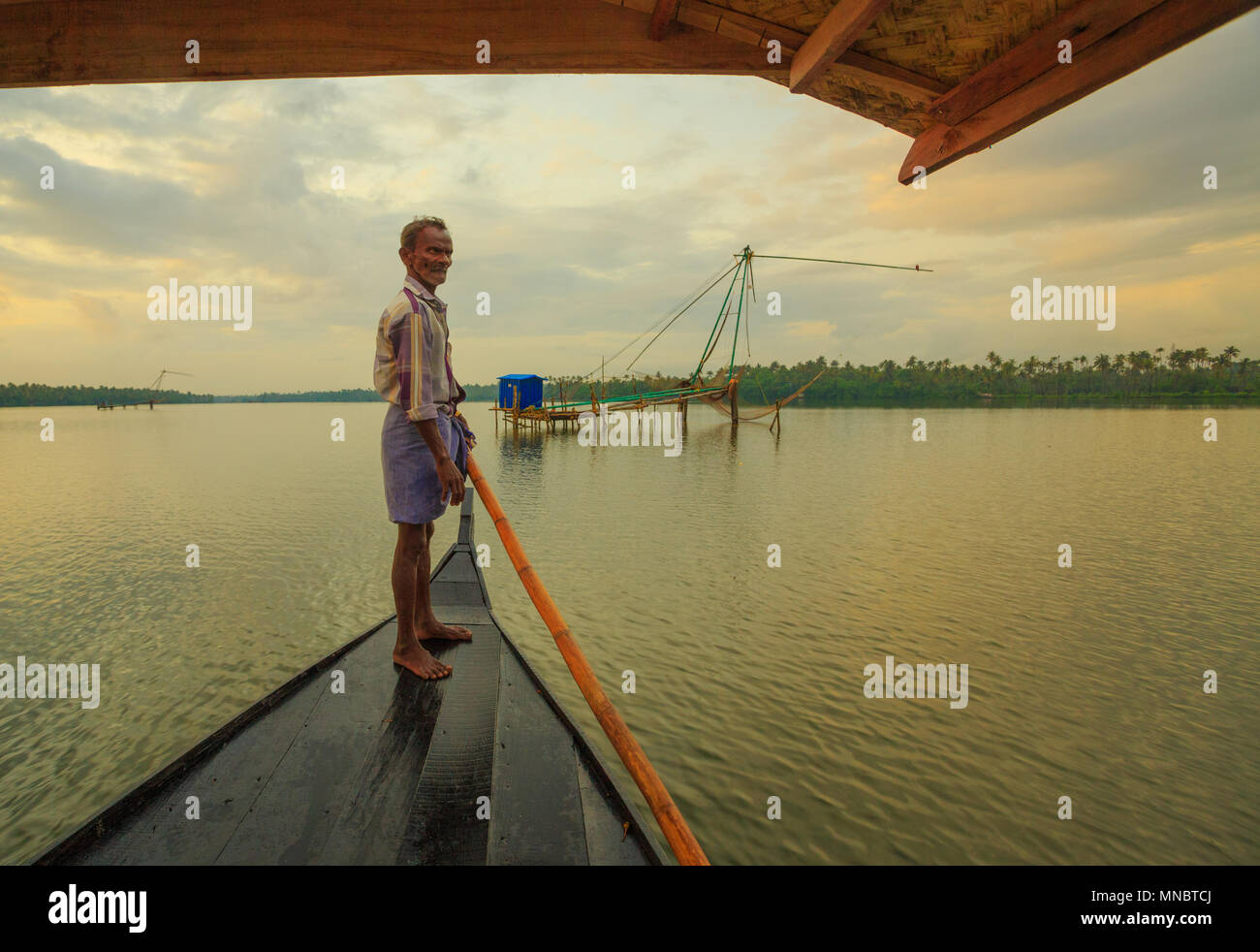 Le pays d'aviron Boatman - bateau à la Cherai backwater (Kerala) Banque D'Images