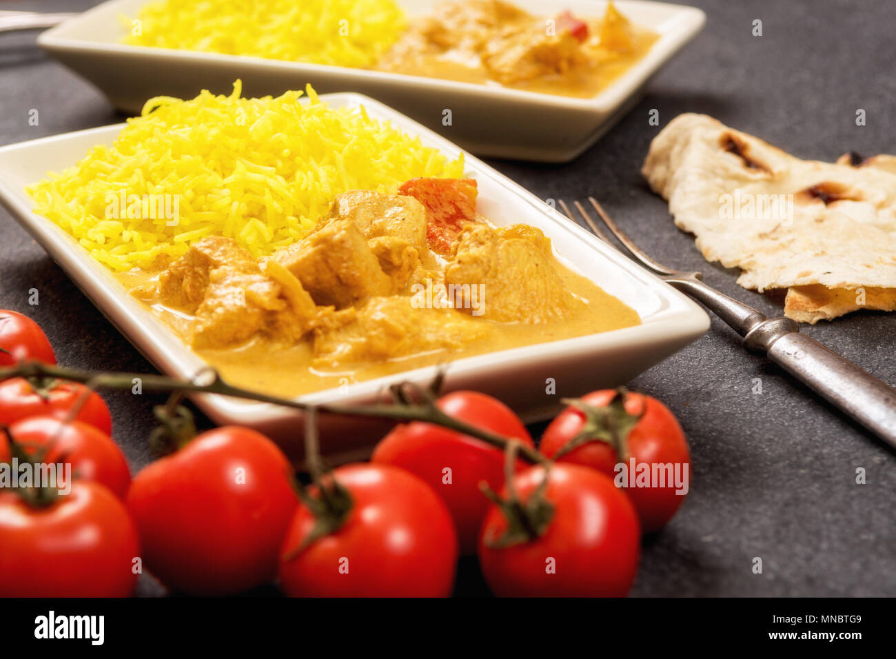 Beurre masala poulet avec riz au jasmin et chapati Banque D'Images