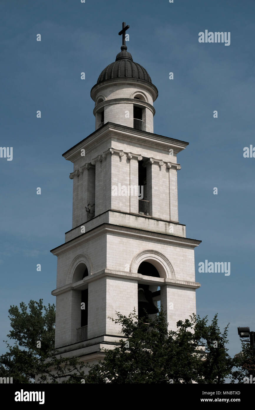 Vue sur le beffroi de la cathédrale de la Nativité du Christ (Roumain : Mitropolitana Catedrala Nasterea orthodoxe) la cathédrale principale de l'Église orthodoxe moldave construit dans les années 1830, à une conception néo-classique dans la ville de Chisinau, également connu sous le nom de Kichinev la capitale de la République de Moldova Banque D'Images