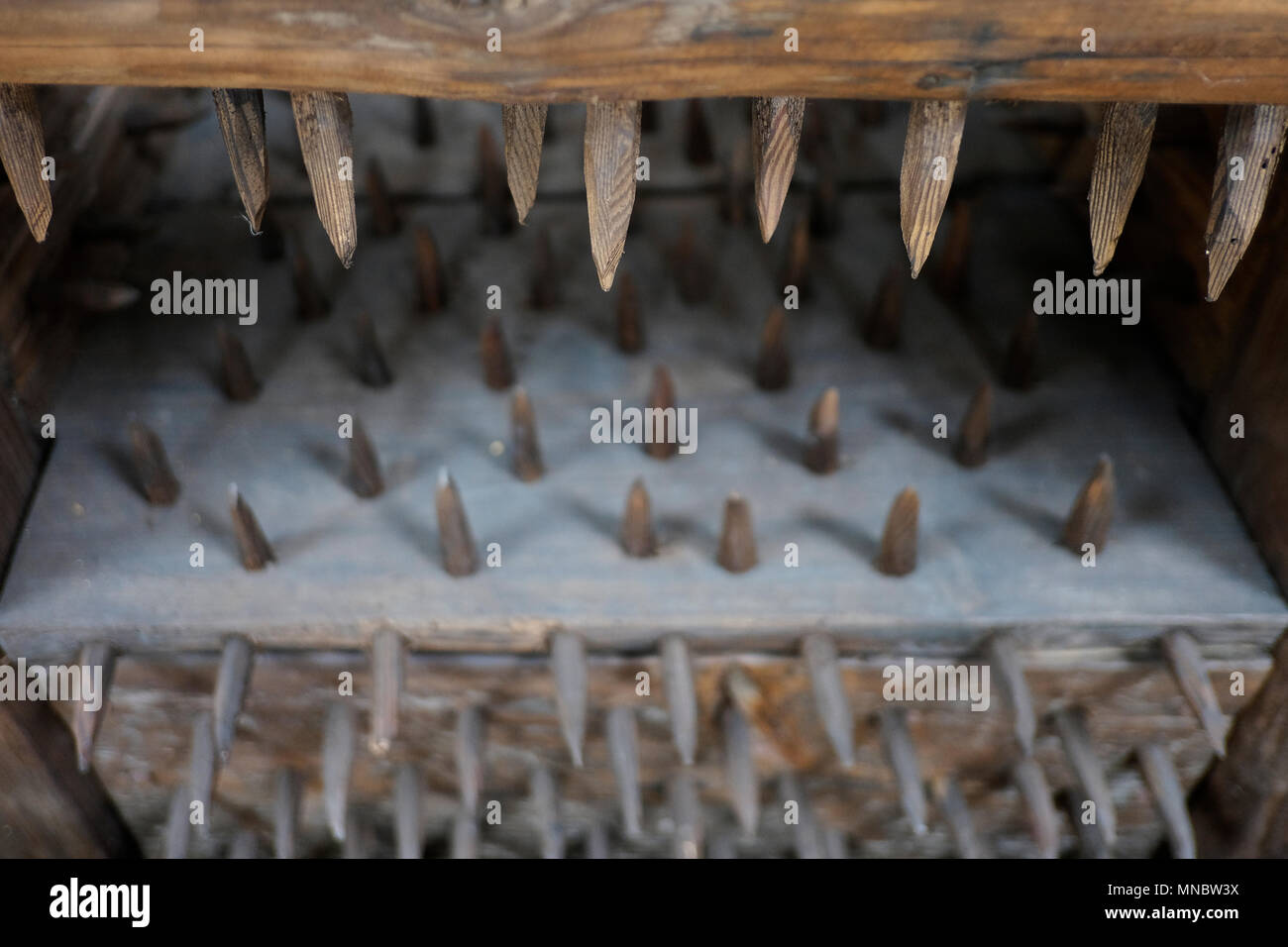 Détail d’une chaise de torture médiévale qui a percé le corps d’une personne à chaque point de contact, allant suffisamment profondément pour briser la peau, mais pas assez loin pour endommager les organes vitaux ou les artères principales. Banque D'Images