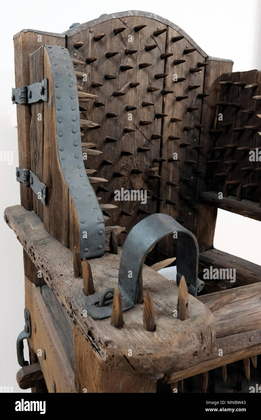 Une chaise de torture médiévale Photo Stock Alamy