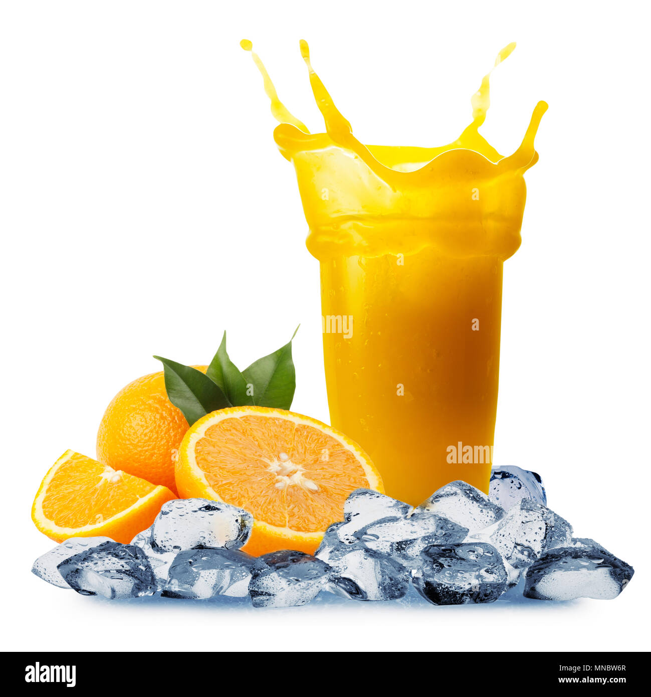 Dans un verre de jus d'orange dans la glace isolé sur fond blanc Banque D'Images