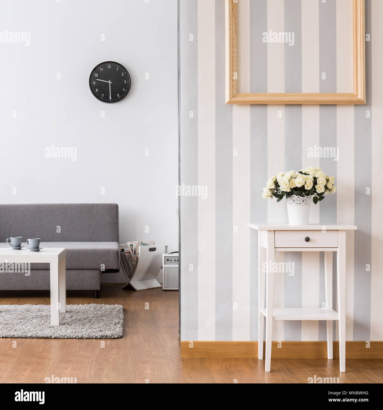 Salon élégant Avec Un Canapé Gris Et Une Petite Table Basse