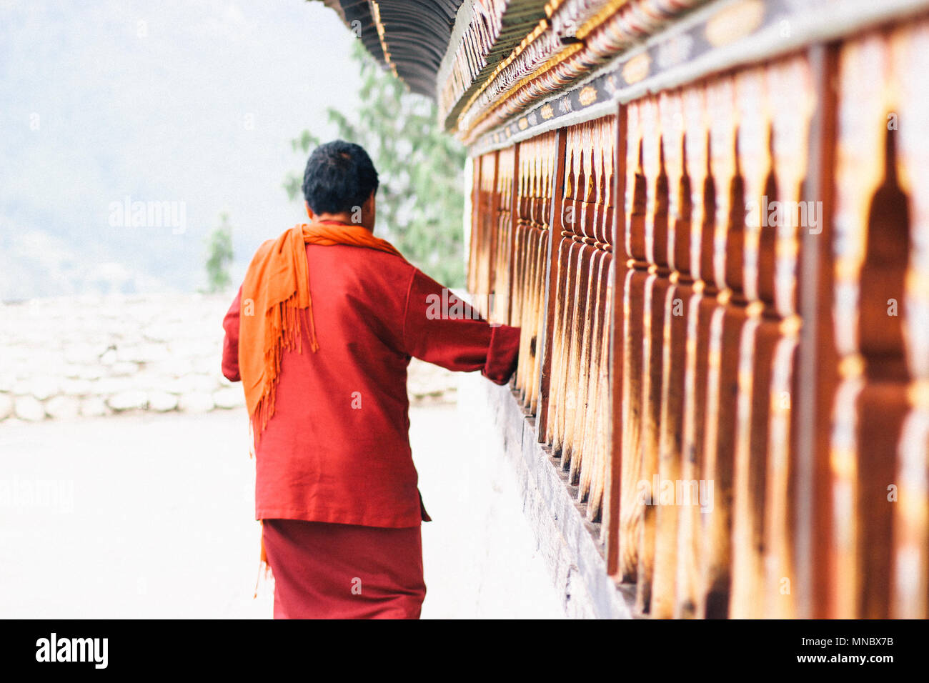 Une femme bhoutanais offrant ses prières à Changangkha Lhakhang, Thimphu Banque D'Images