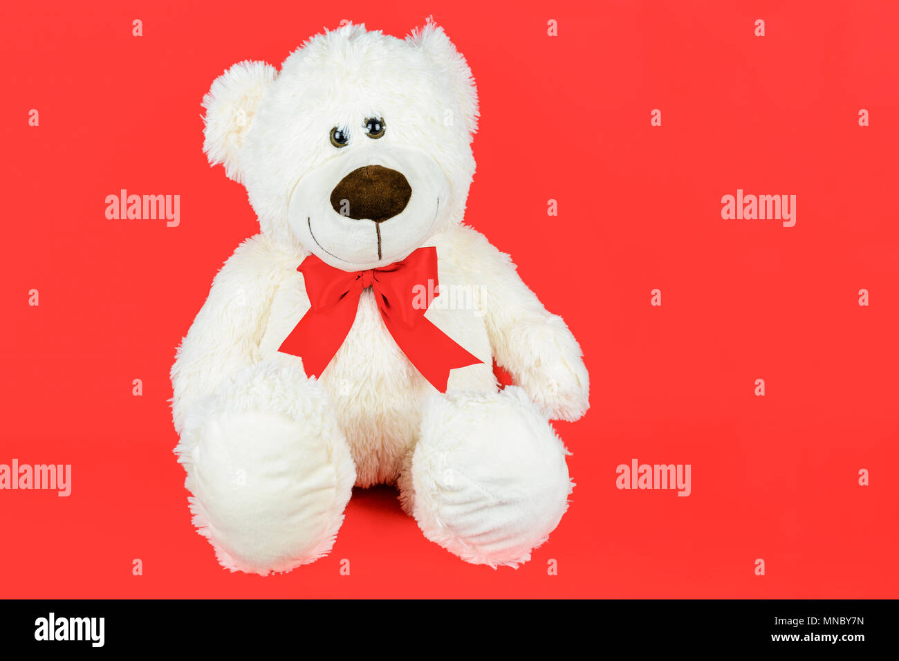 Carte De Voeux Concept Ours De Nounours Blanc Avec Un Arc Isole Sur Un Fond Rouge Copie Espace Photo Stock Alamy