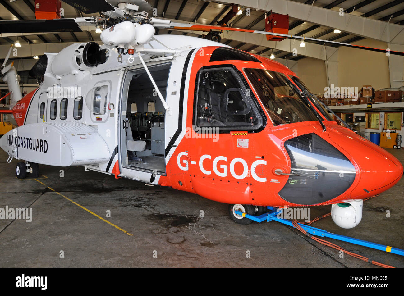 Sikorsky S-92 en hélicoptère des garde-côtes hanger prêt à être expédié par le tracteur Banque D'Images Sikorsky S-92 en hélicoptère des garde-côtes hanger prêt à être expédié par le tracteur Banque D'Images