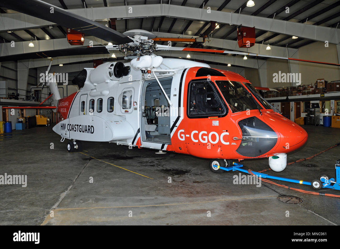 Sikorsky S-92 en hélicoptère des garde-côtes hanger prêt à être expédié par le tracteur Banque D'Images Sikorsky S-92 en hélicoptère des garde-côtes hanger prêt à être expédié par le tracteur Banque D'Images