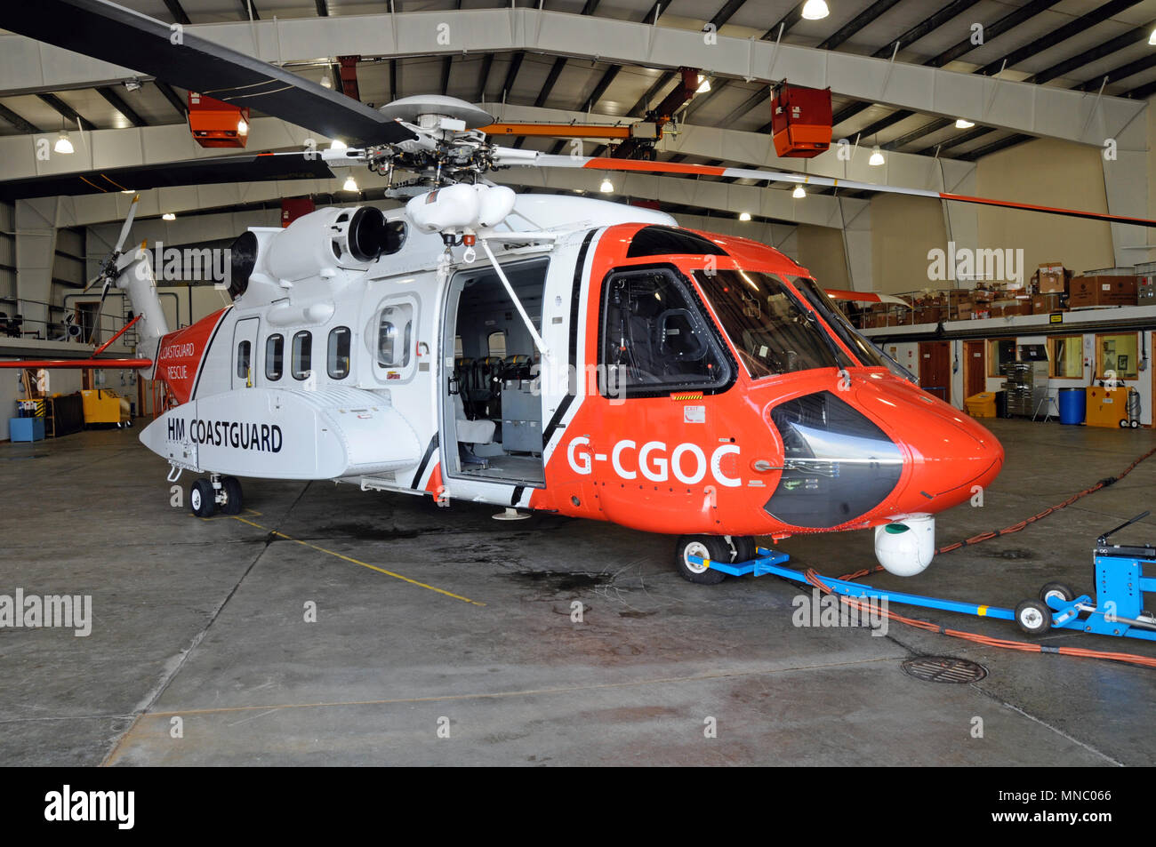 Sikorsky S-92 en hélicoptère des garde-côtes hanger prêt à être expédié par le tracteur Banque D'Images Sikorsky S-92 en hélicoptère des garde-côtes hanger prêt à être expédié par le tracteur Banque D'Images