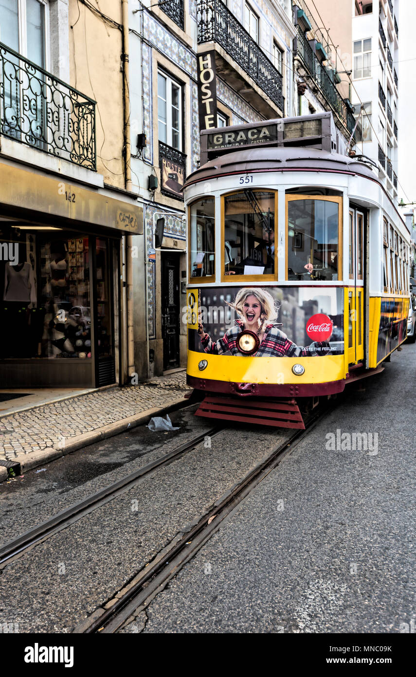 Le Tram 28 en direction de Graça à Lisbonne Banque D'Images