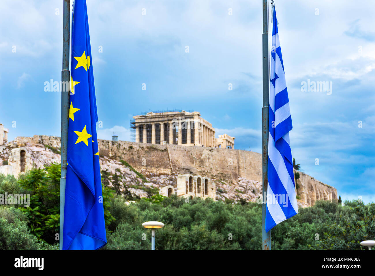 Et L Union Europeenne Drapeau Grec En Face De L Acropole D Athenes Grece Photo Stock Alamy