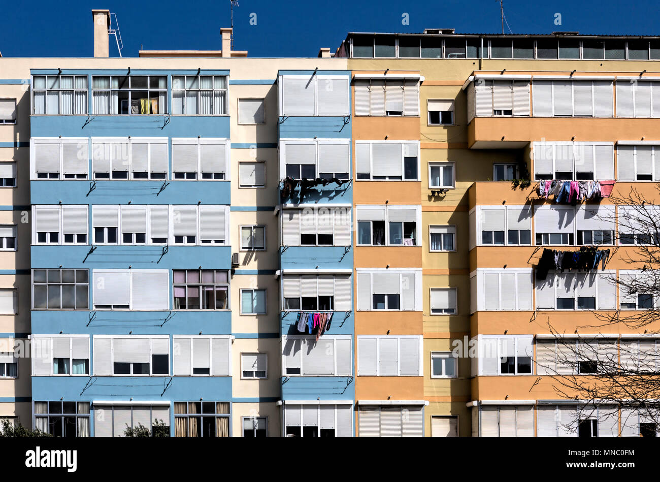 Multi-couleur dans le bloc appartement São João de Brito de Lisbonne Banque D'Images