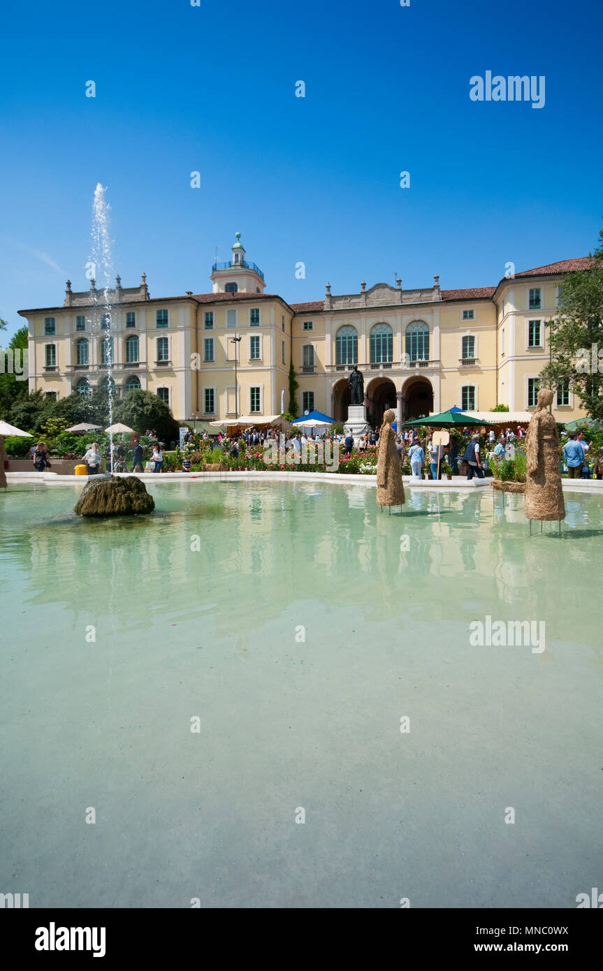 L'Italie, Lombardie, Milan, juste Orticola de plantes et fleurs, d'arrière-plan Palais Dugnani Banque D'Images