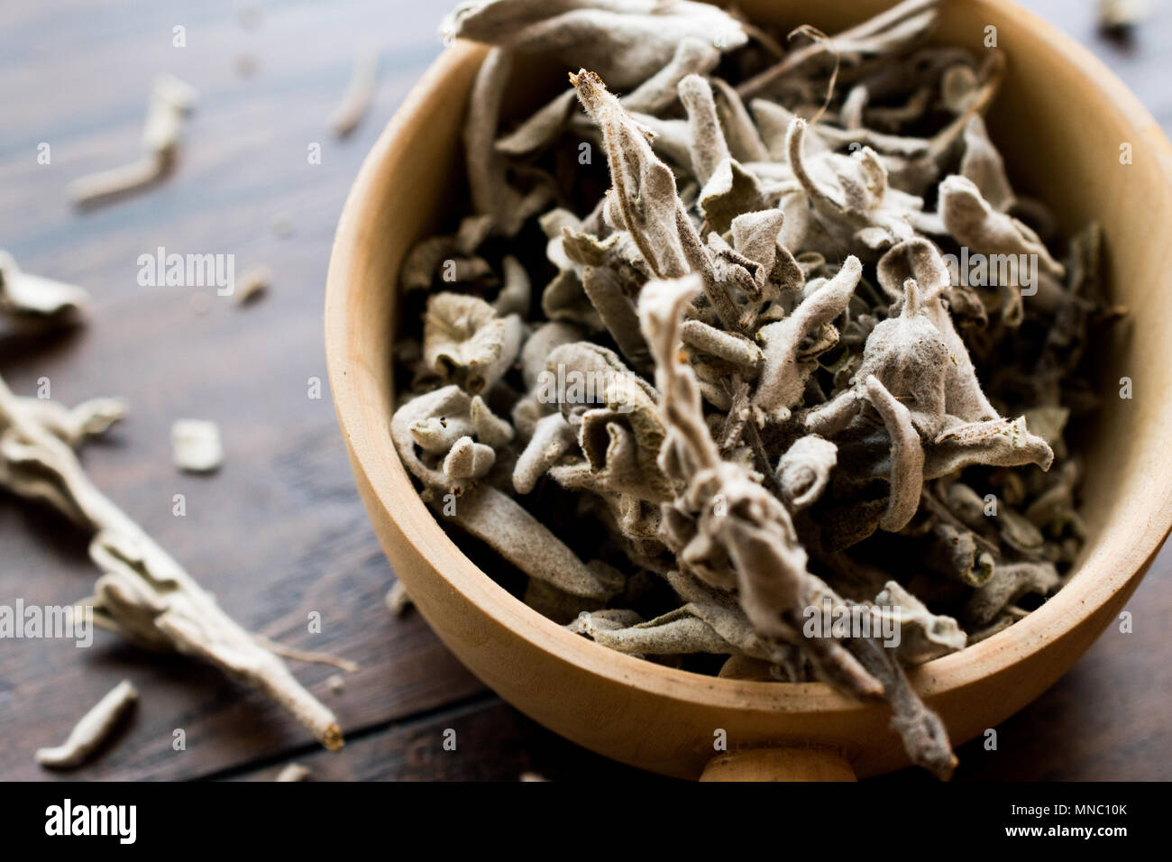 Thé de sauge sèche dans la louche en bois . L'alimentation biologique. Banque D'Images