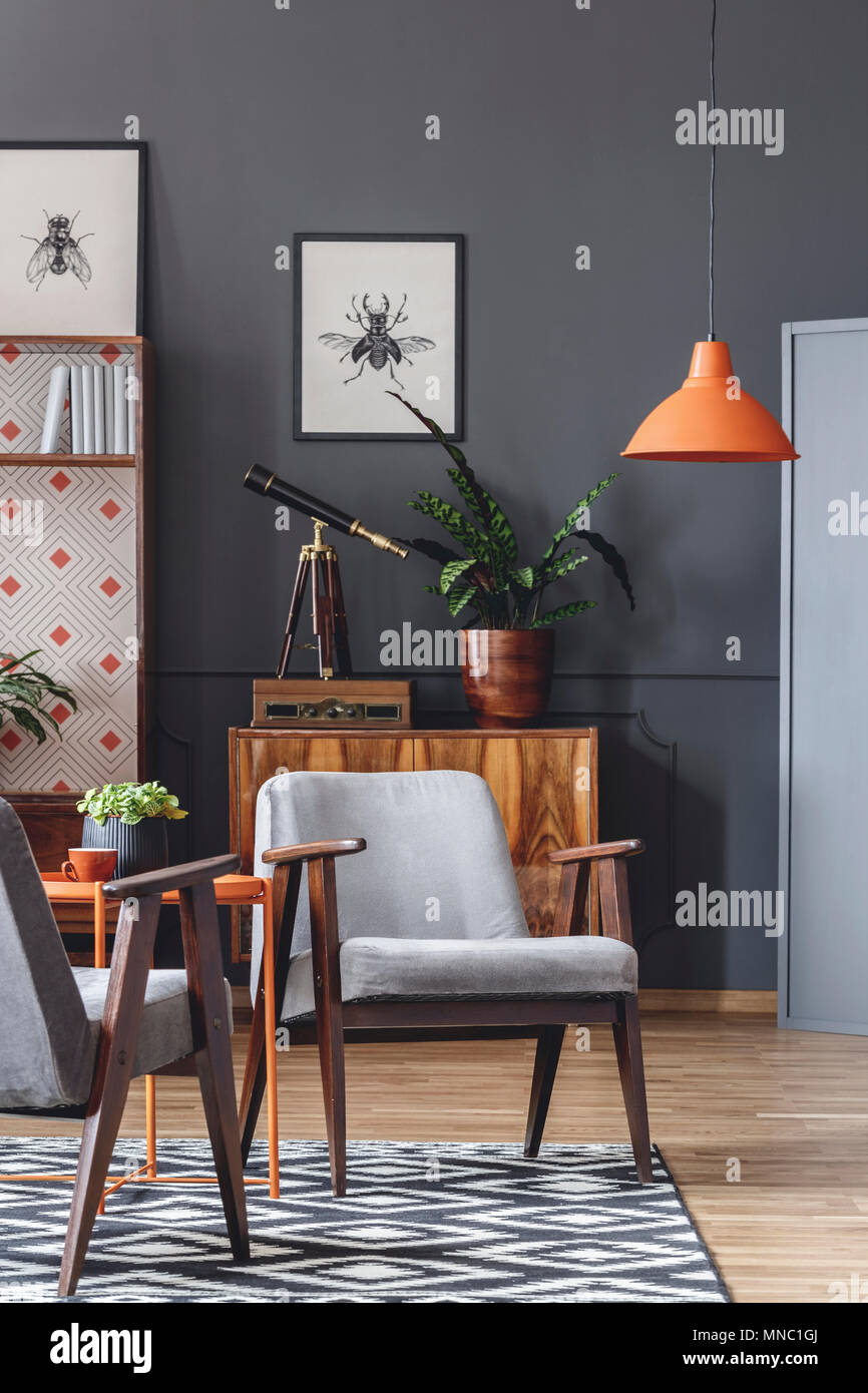 Lampe Orange Au Dessus De Bois Gris En Fauteuil Salon Rétro
